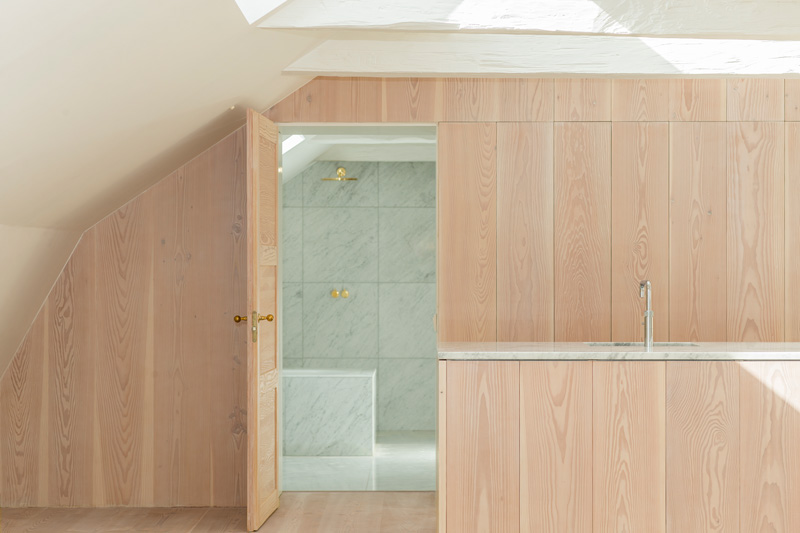 Interiörvy över marmor och trä i kök och badrum