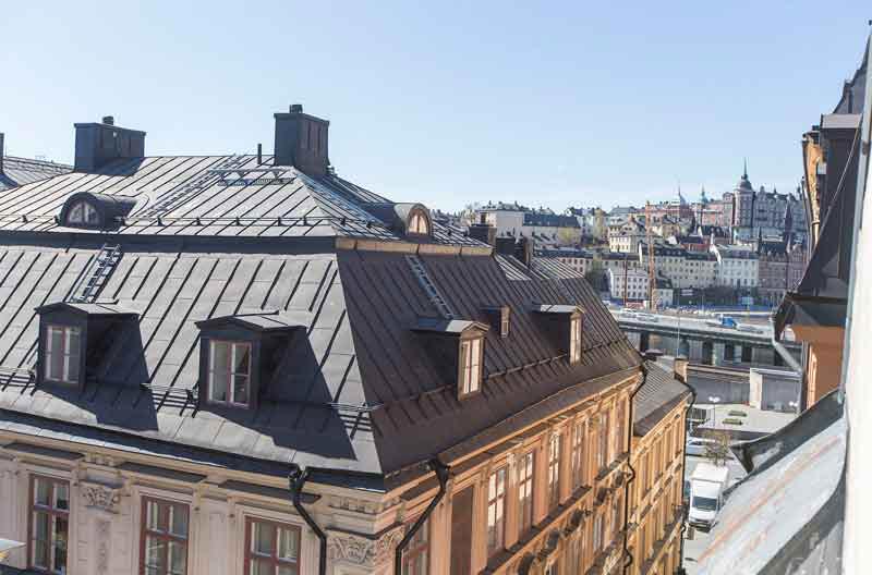Stockholmsvy över Södermalm från lägenhetens fönster